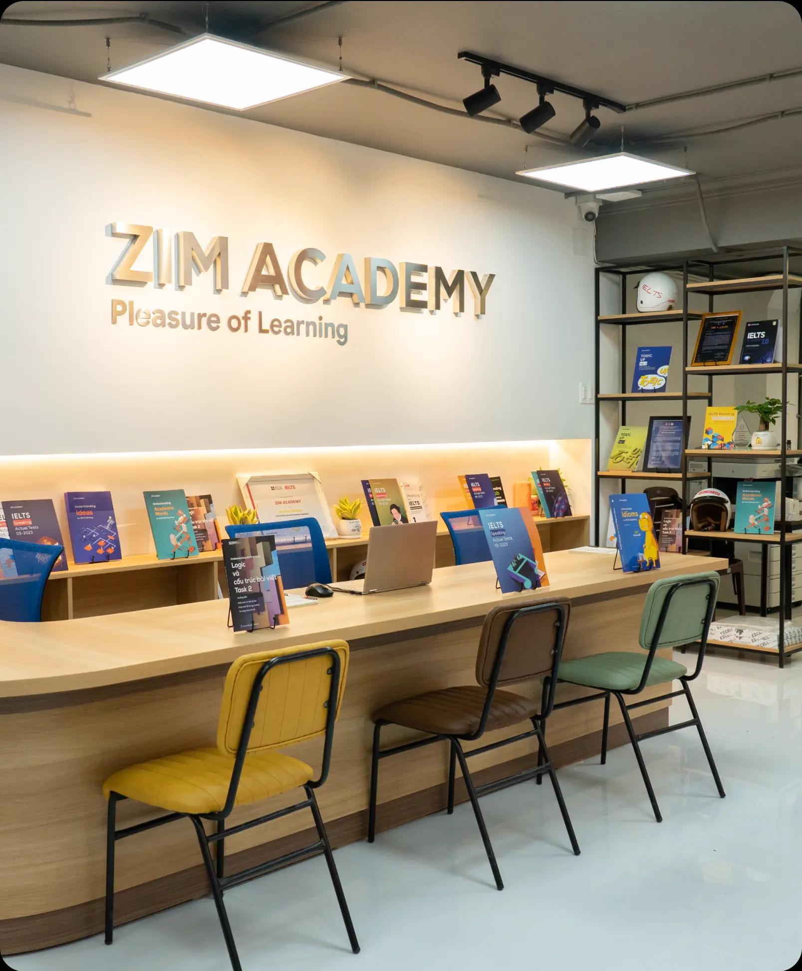 Quầy lễ tân của ZIM Academy với không gian trang nhã.